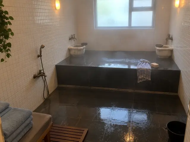Beyaz mozaikli, kurnalı hamam bölümü — Yeniköy, Masaj Salonun