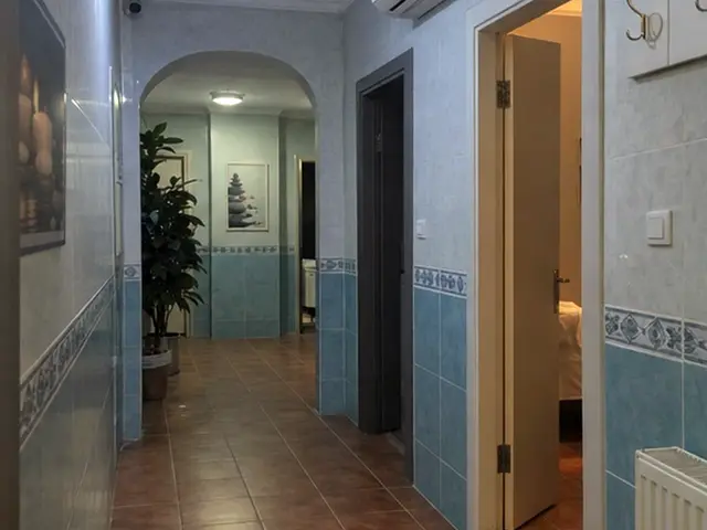 Kemerli girişli, bitkili salon koridoru — Yeniköy, Masaj Salonun